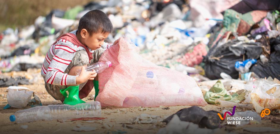 niño en basura