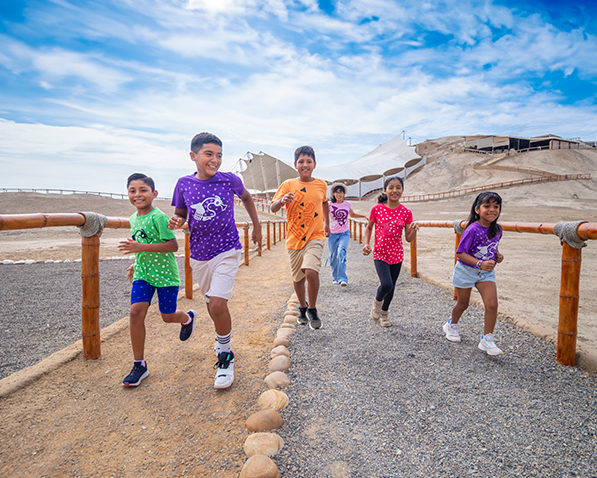 Grupo de niños en un sitio turístico