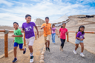 Grupo de niños en un sitio turístico