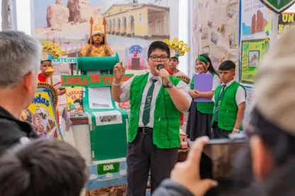 Estudiantes exponiendo sus proyectos de aprendizaje
